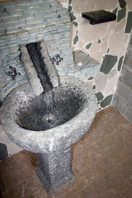 mezzanine-bathroom2