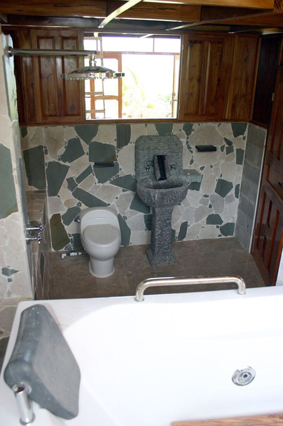 mezzanine-bathroom3
